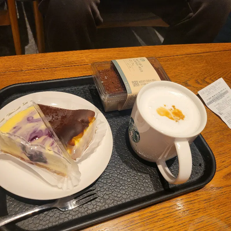 케이크와 커피가 놓인 쟁반