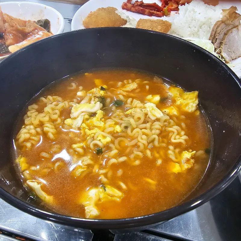 직접 끓여 먹을 수 있는 라면