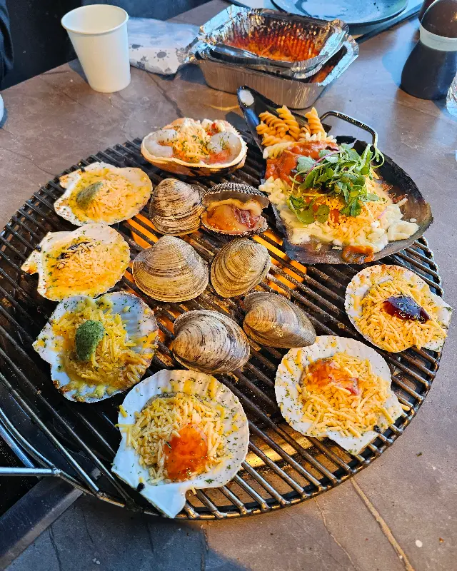 불판 가득한 조개구이