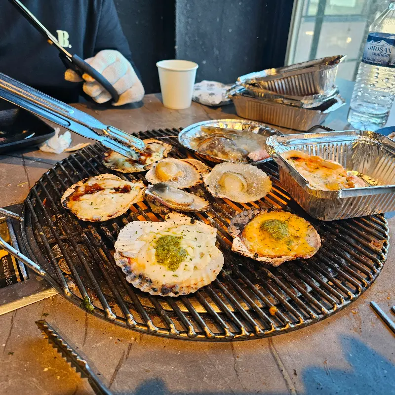 불판 위에서 익어가는 조개구이