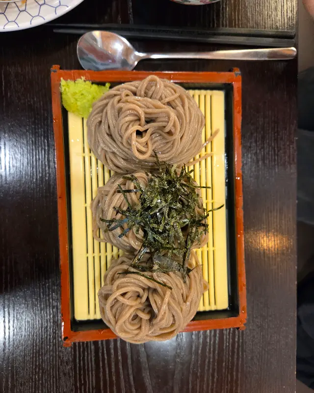 깔끔하게 담겨 나온 소바