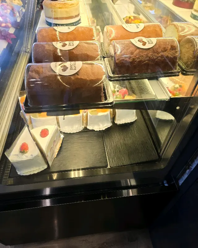 다양한 롤케이크와 조각 케이크