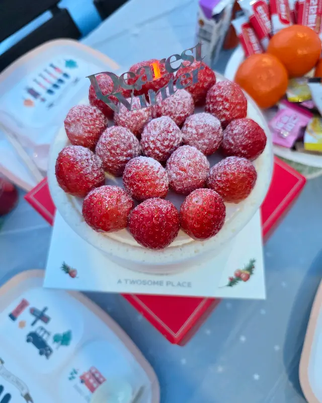 딸기가 듬뿍 올라간 케이크