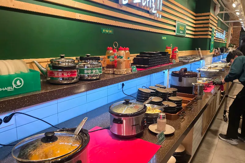 다양한 음식들이 정갈하게 놓여있는 샐러드바의 모습