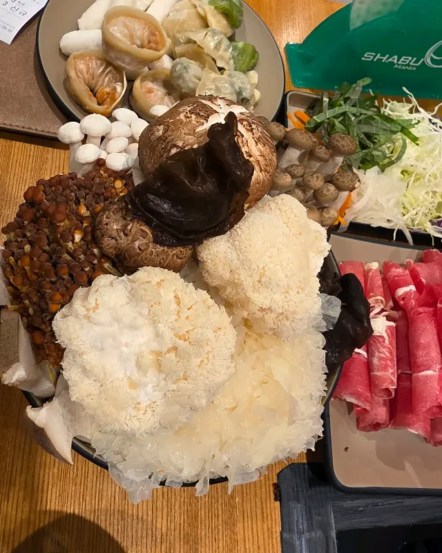 노루궁뎅이버섯을 포함한 다양한 종류의 버섯 모듬