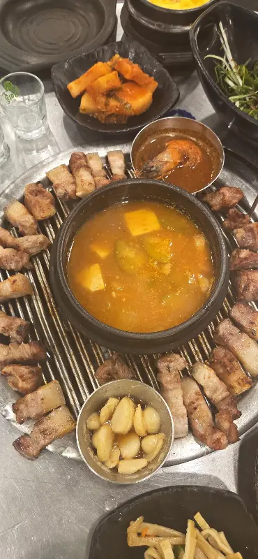 멜젓에 담긴 통통한 새우