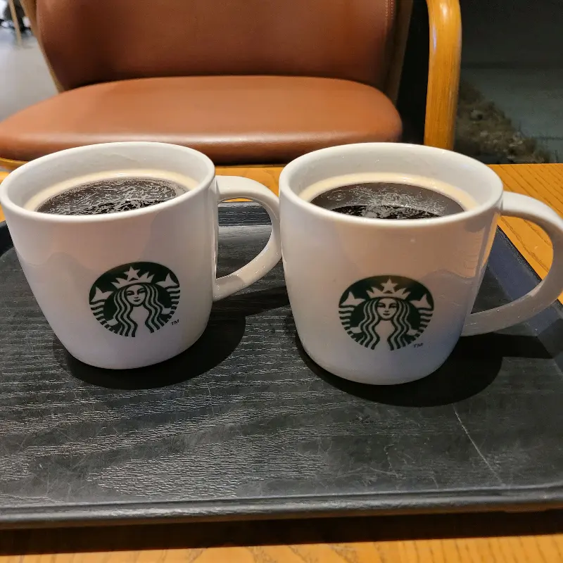 따뜻한 커피 두 잔