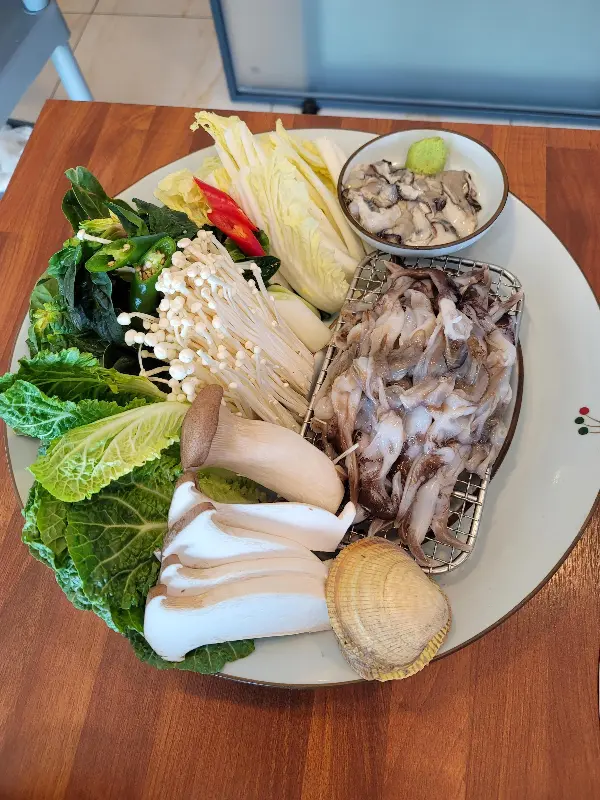 신선한 해산물과 채소가 조화롭게 담긴 한 상