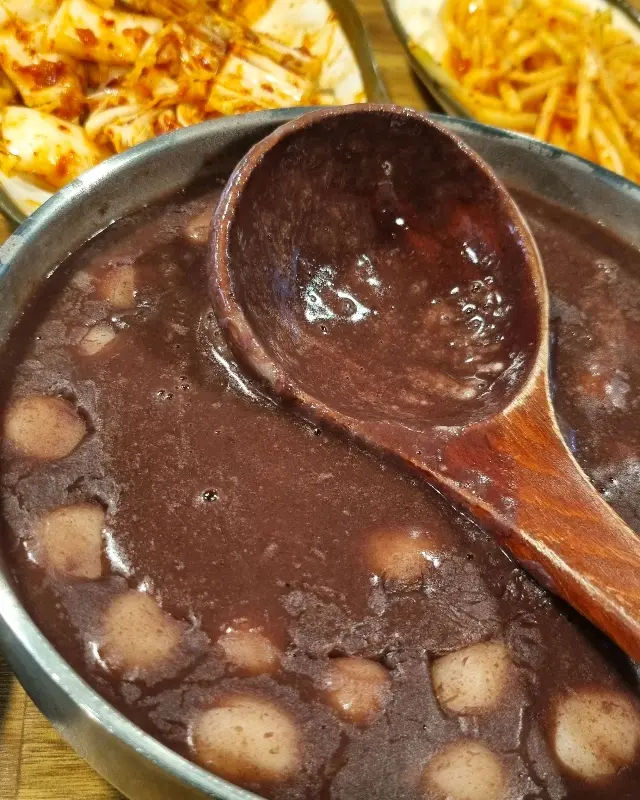 나무 숟가락으로 떠먹는 팥죽