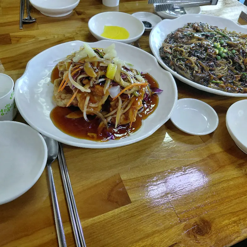 야끼우동과 탕수육이 함께 놓인 테이블 전경