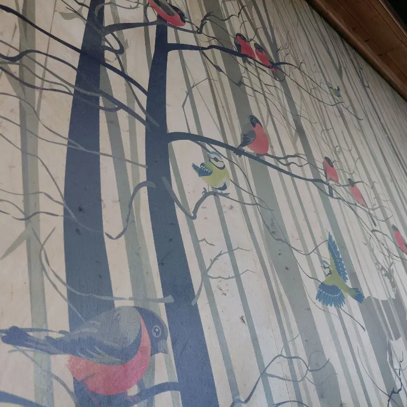 벽에 그려진 새 그림