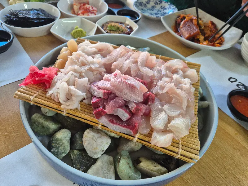 돌 위에 올려진 회