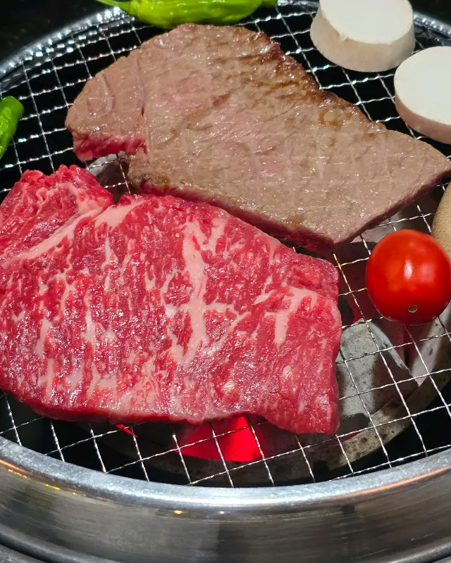 숯불 위에서 익어가는 한우