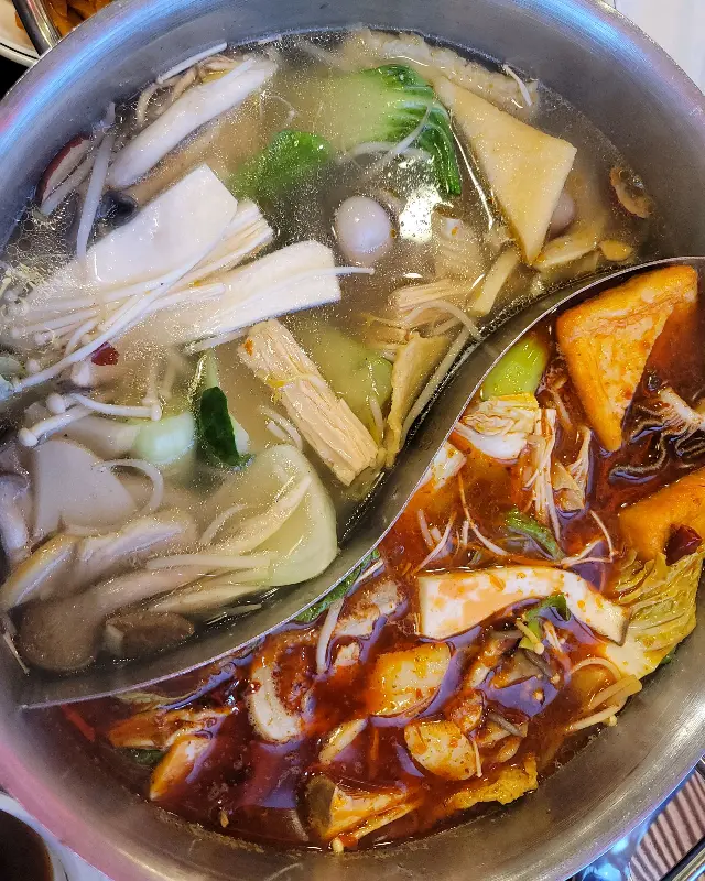 훠궈 냄비에 푸짐하게 담긴 재료들