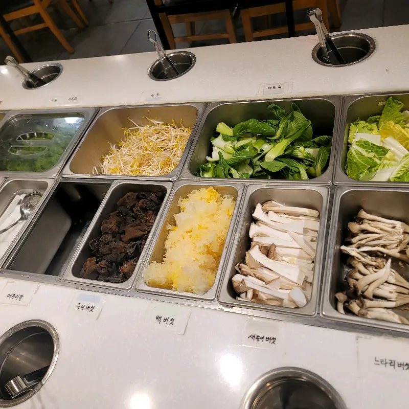 다양한 훠궈 재료가 준비된 샐러드바