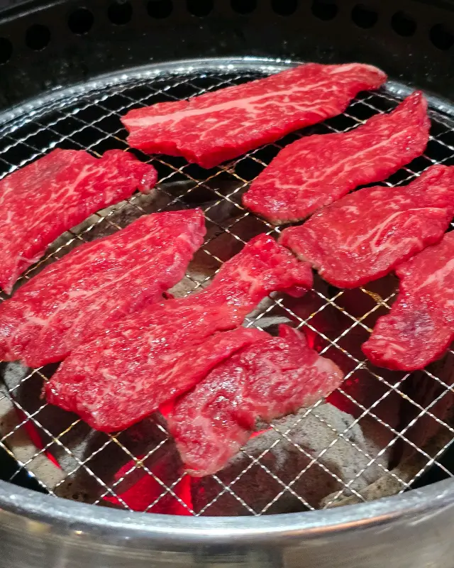 숯불 위에서 구워지는 다양한 부위의 소고기