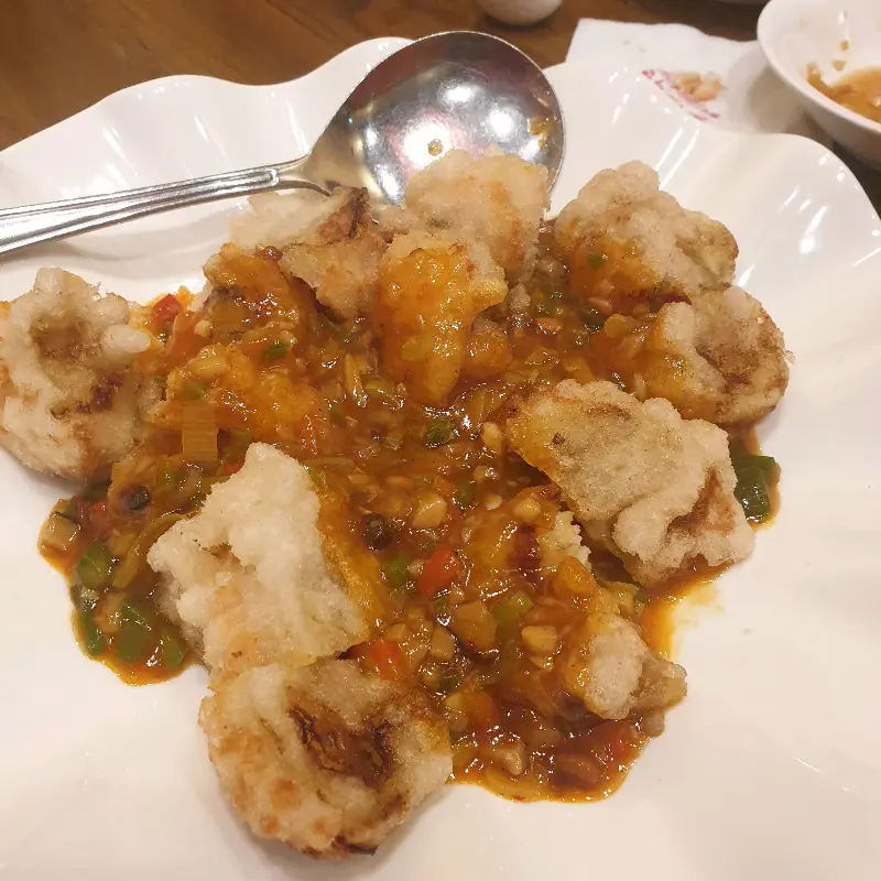 바삭한 튀김옷이 인상적인 탕수육