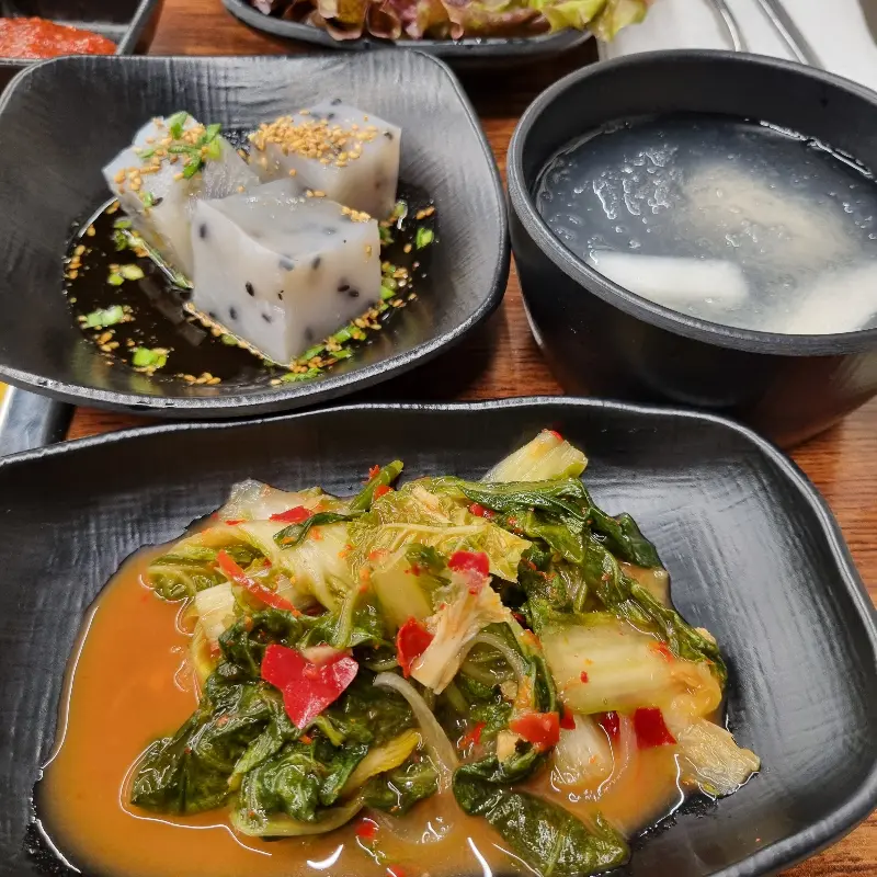 정갈하게 담겨 나온 밑반찬