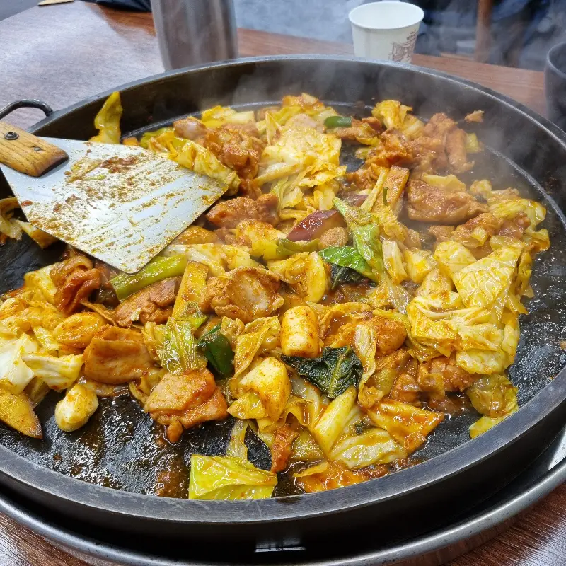 직원분이 직접 볶아주는 닭갈비