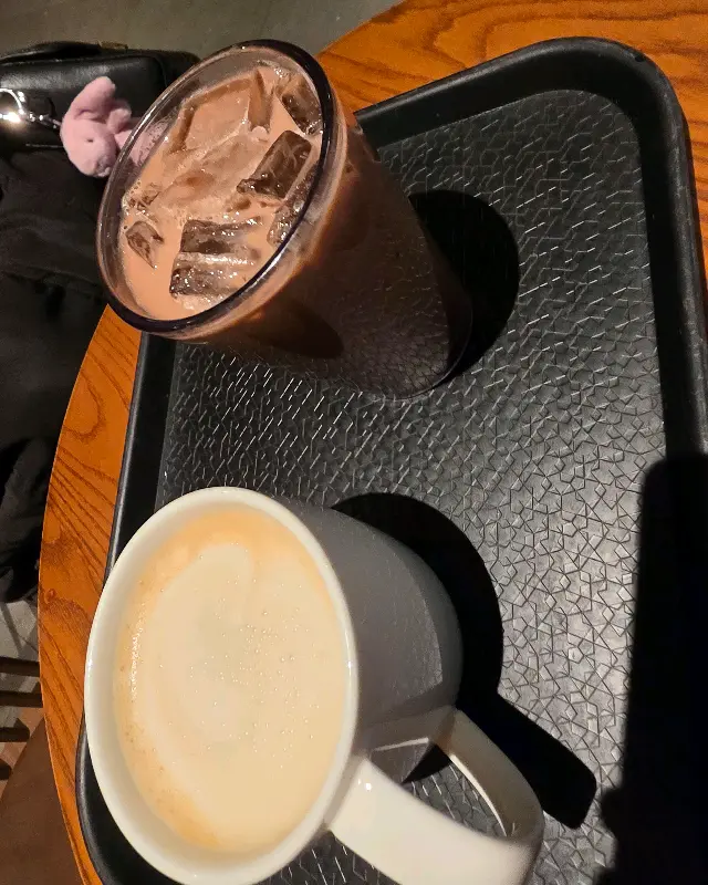 밤의 스타벅스 풍경