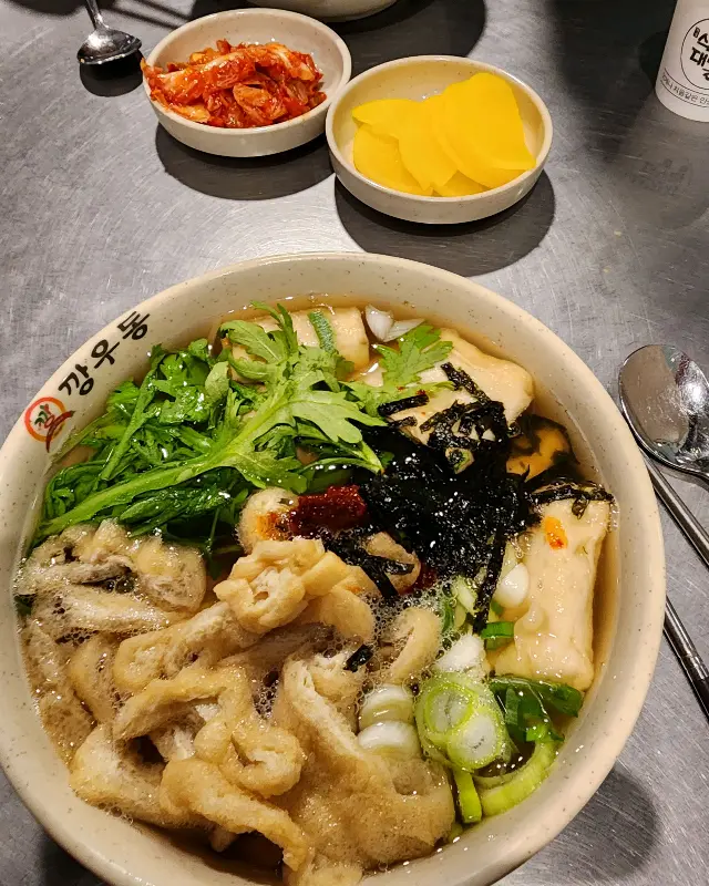 푸짐하게 담긴 깡우동