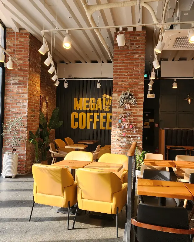 메가커피 매장 내부 인테리어