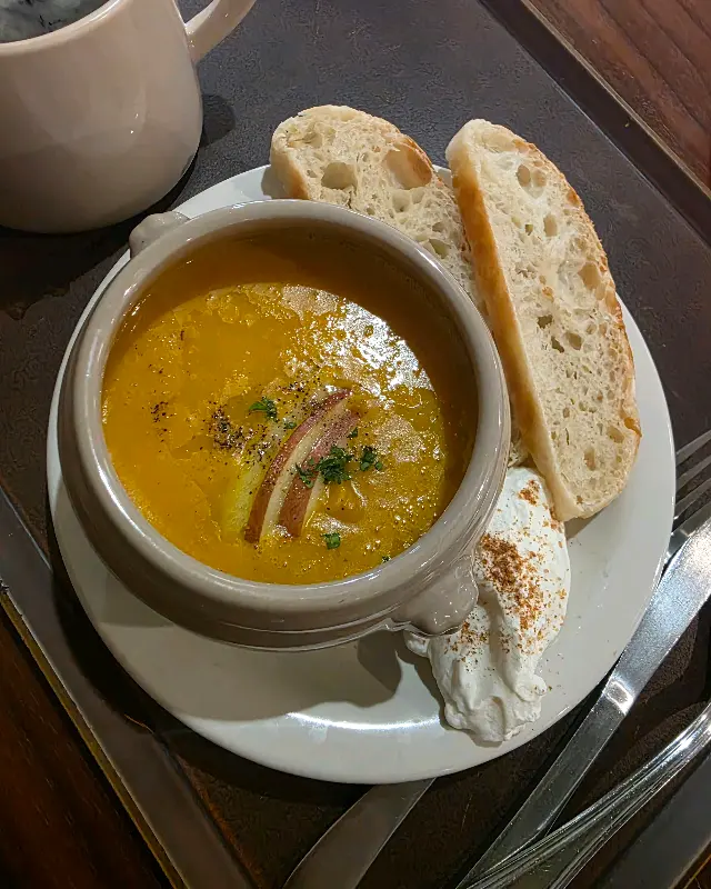 따뜻한 양송이 트러플 스프와 바게트 빵