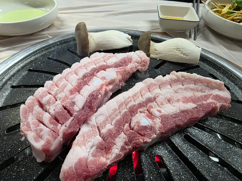 숯불 위 삼겹살