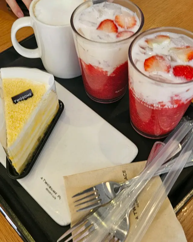 투썸플레이스 음료와 케이크