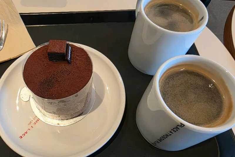 아메리카노와 생초콜릿 케이크