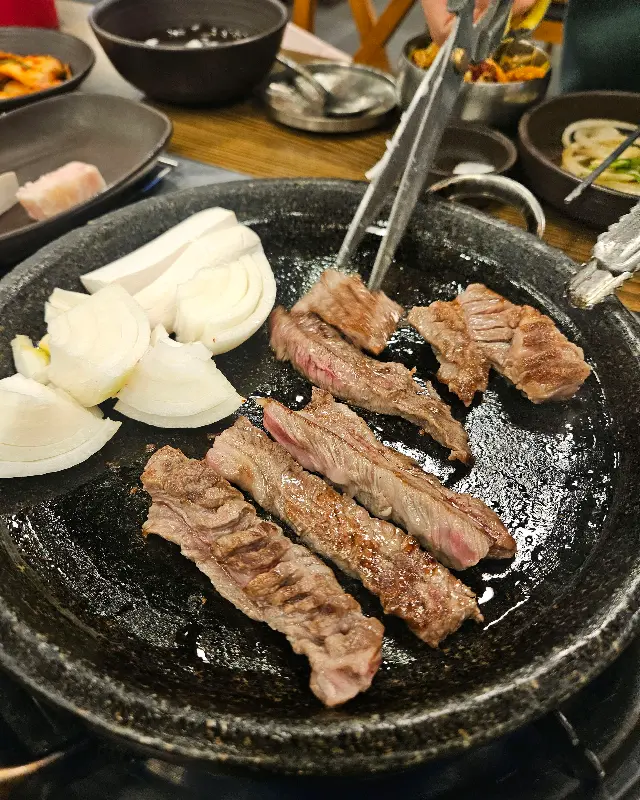 돌판에 구워지는 한우