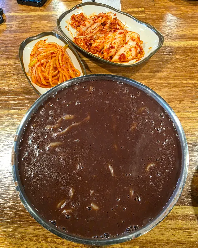 팥죽과 함께 제공되는 김치와 무생채