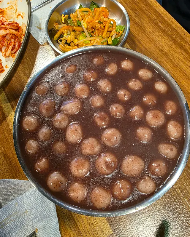 푸짐한 양의 새알팥죽