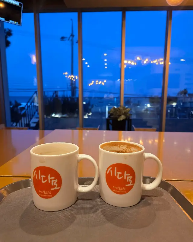 어둠이 내린 동호해변과 시다모의 야경