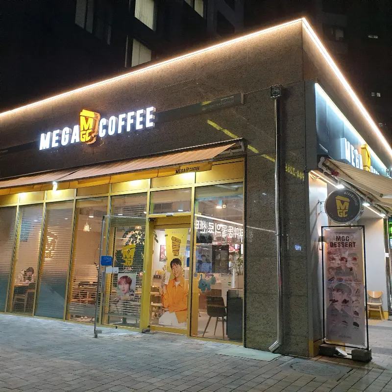 딸기 젤라또 딥 초코 라떼