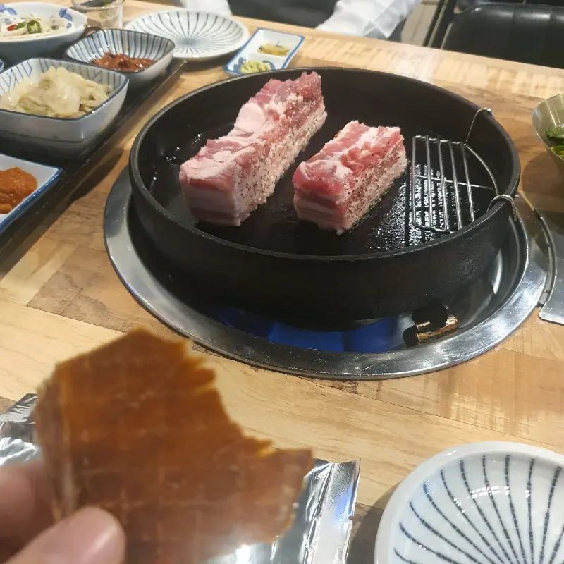 눈꽃 삼겹살과 기본 반찬 세팅
