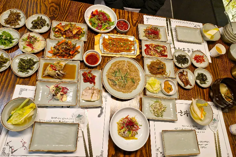 정갈하게 차려진 한 상