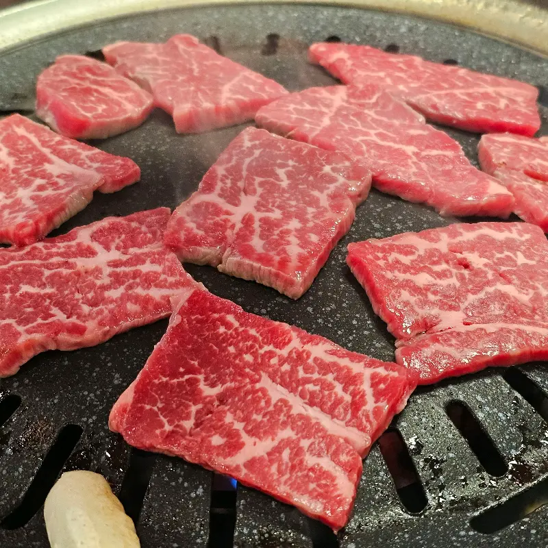 불판 위에서 맛있게 익어가는 소고기