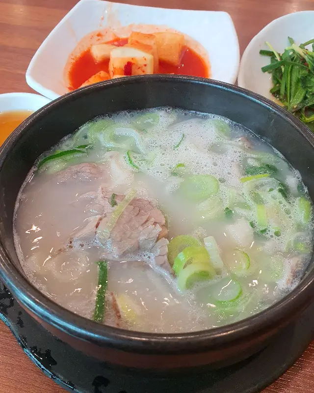 뽀얀 국물에 파가 듬뿍 올려진 설렁탕