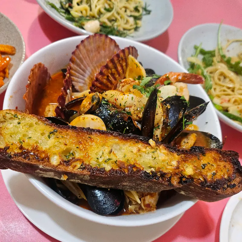 싱싱한 해산물이 가득 들어간 파스타