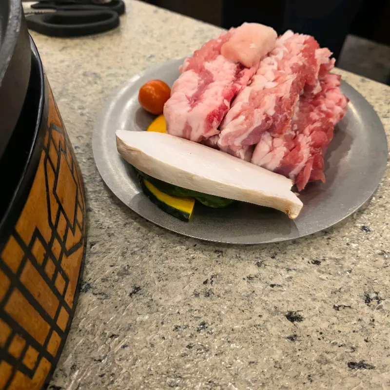 신선함이 눈으로 보이는 꽃삼겹살