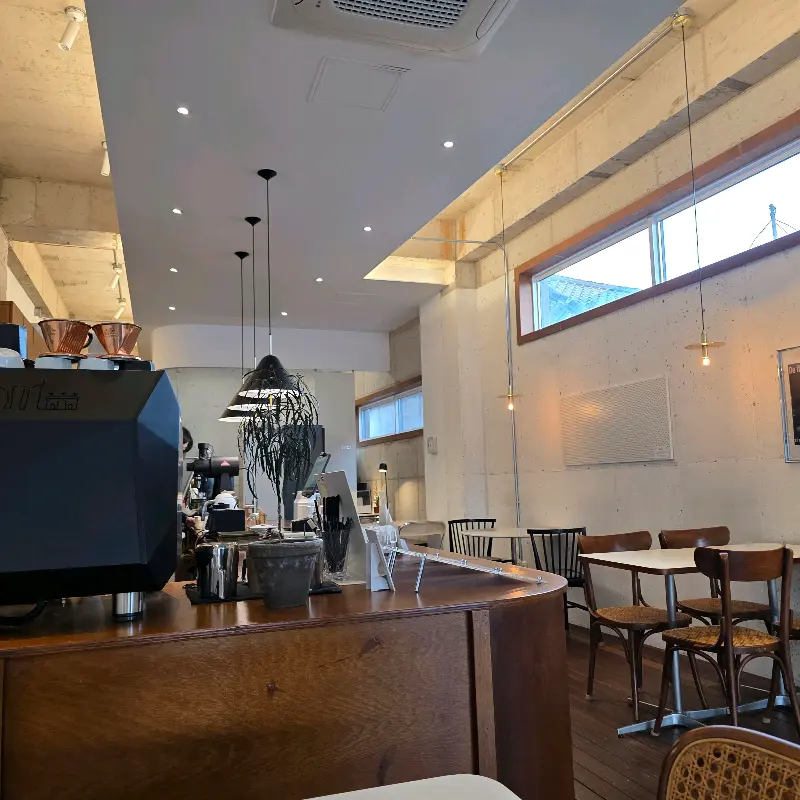 로스터리 엔 커피 내부 전경