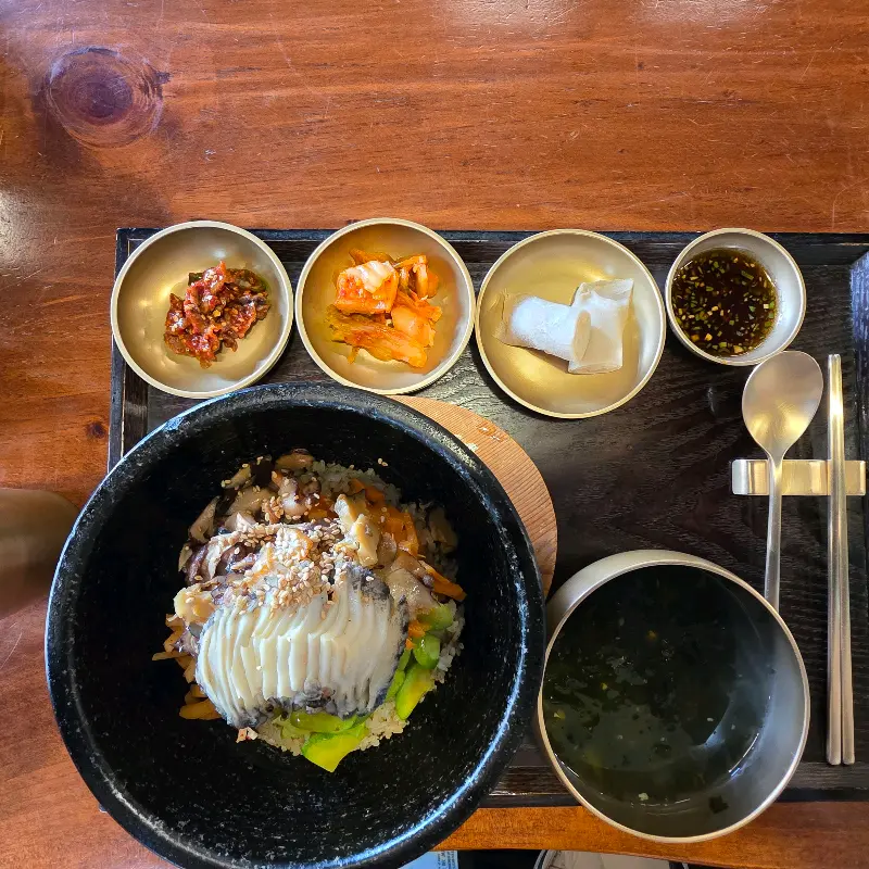 놋그릇에 담겨 나오는 밑반찬