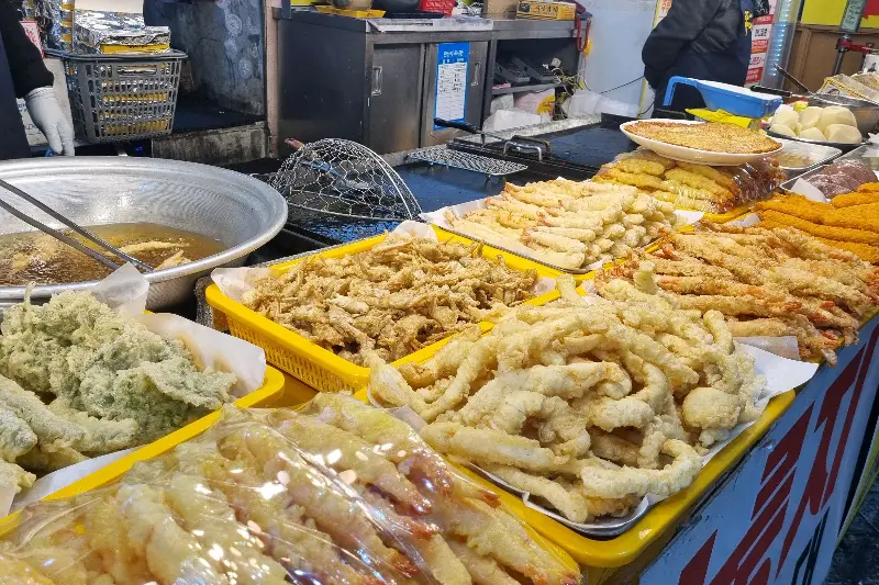 다양한 튀김이 진열된 모습