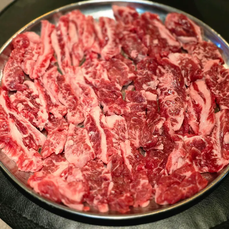 접시에 담겨 나온 신선한 생갈비살