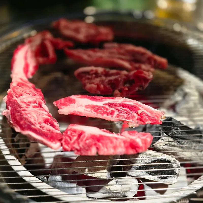 숯불 위에서 구워지는 갈비살의 모습