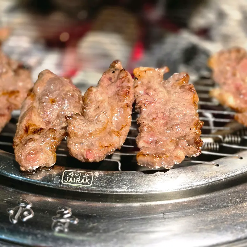 잘 구워진 갈비살의 클로즈업 샷