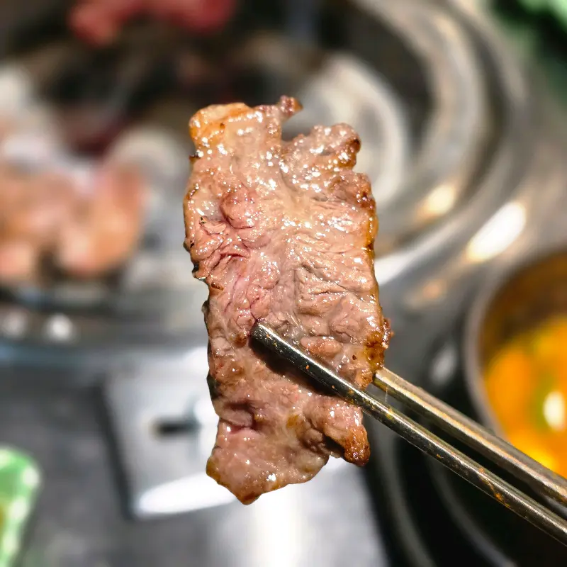 젓가락으로 집어 올린 갈비살