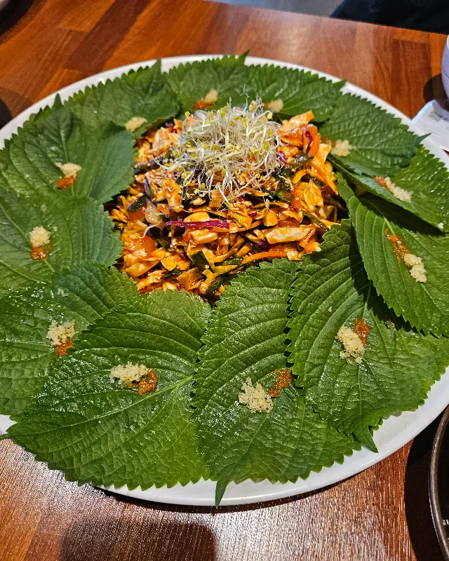 깻잎으로 둘러싸인 회무침