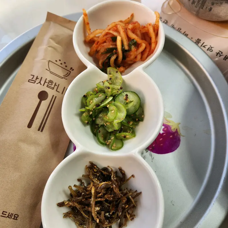 깔끔하게 담긴 밑반찬